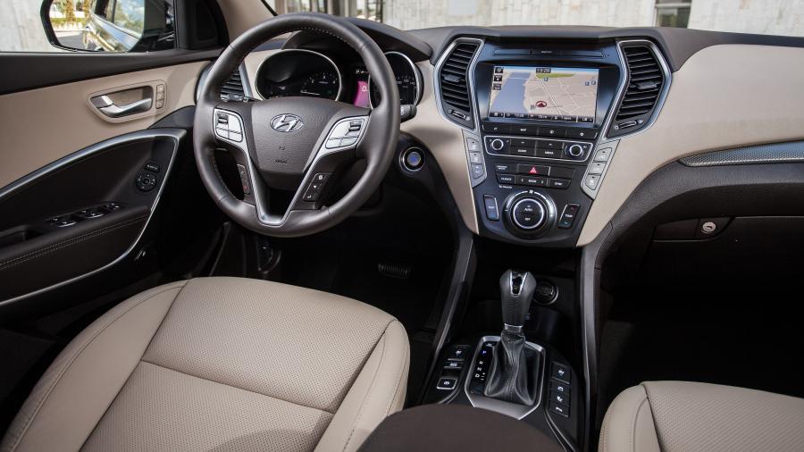 Интерьер Hyundai Grand Santa Fe (DM) 2016 года  (фото 15 из 40)